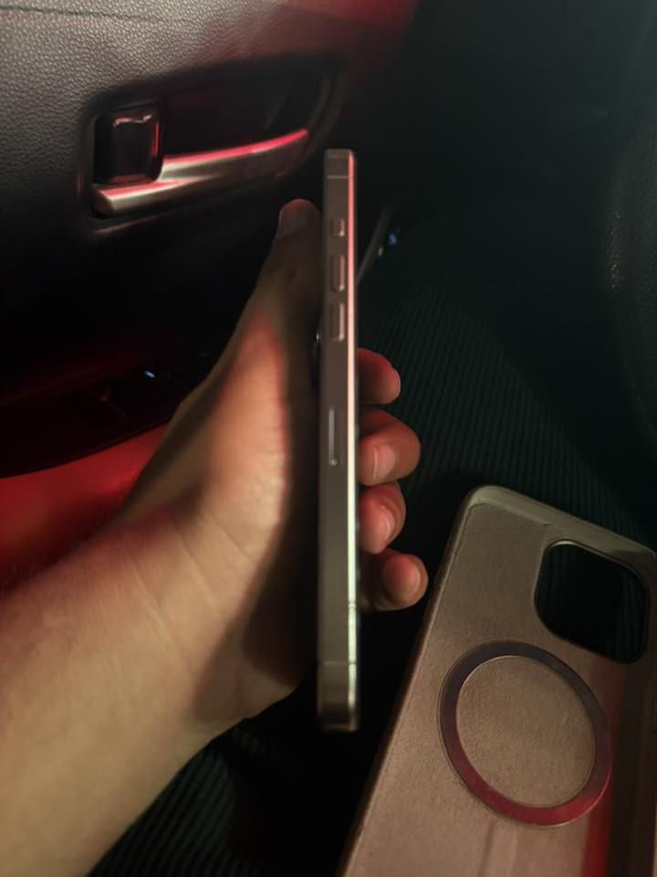 ايفون 15برو ماكس امبدل شاشه اصليه و بطاريه ضهر مكسور  نظيف الذاكره 256 البطاريه 100 الجهاز كله شغال بصمه شغاله مابي اي عطل السعر 600 مكاني النجف 
***********
