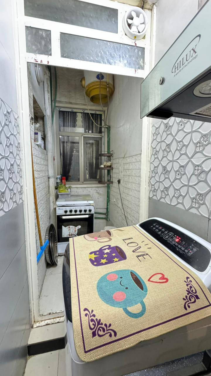 دار للبيع في شارع فلسطين حي النيل محلة 503البيت بناء2021 يتكون من خمس غرف نوم وثلاث حمامات استقبال كبيرة  البيت يوجد فيه نضام شقة ودرج خارجي تحتوي غرفتين مطبخ صغير وحمام وترك طبعا وبلكونة صغيرة الشقة  من ضمن غرف البيت  مع حولي  ومطبخ شارع نضيف وهادي مساحة 135طابوا صرف تفاصيل ع رقم *********** ابو ود
