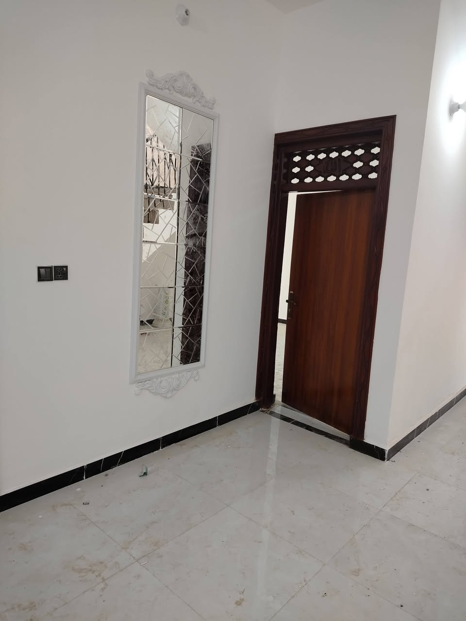 السلام عليكم بيت للبيع مساحه 300 م قرب السايدين مال الجمعيه بناء جديد درجه اولى سعر خاص ***********
