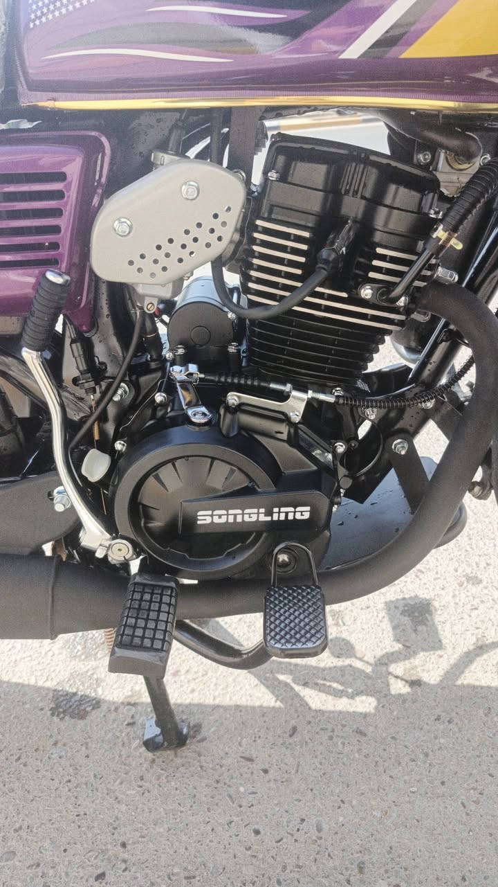 سلام عليكم
دراجه سونك موديل 2026 زيرو على وضعية معرض 
صارلها 5 أيام طالعه من معرض مكينة 200 cc 
درع شديته للجمالية 3 وضعيات تشغيل 
بصمه /سويج/تشغيل عن بعد ويل مايباخ 
جهاز انذار سرقة صافرة فيدرالية زنون بريك دسك 
دراجه شوفت عينكم أحلى من الصور 
عنوان بغداد كريعات شارع معارض 
الهاتف المحمول
*********** 
السعر مليون و100 وبيها مجال بسيط اخذتها مليون و200 
وتساب وهاتف متوفر  
للتوضيح الدراجه عل سحك بعدها دهن امزويل ✋
