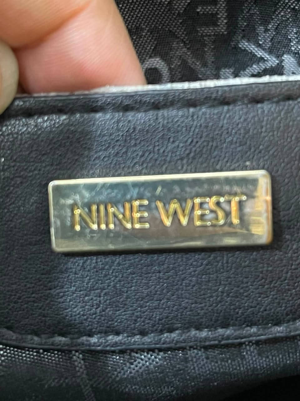 جنطة ماركة Nine West صنع في نيويورك جلد طبيعي جري نظيفه كولش سعرها ب٢٠ الف


**إذا كنت صاحب هذا الإعلان وتريد حذفه لأي سبب، رجاءا أرسل رسالة إلى الدعم الفني**