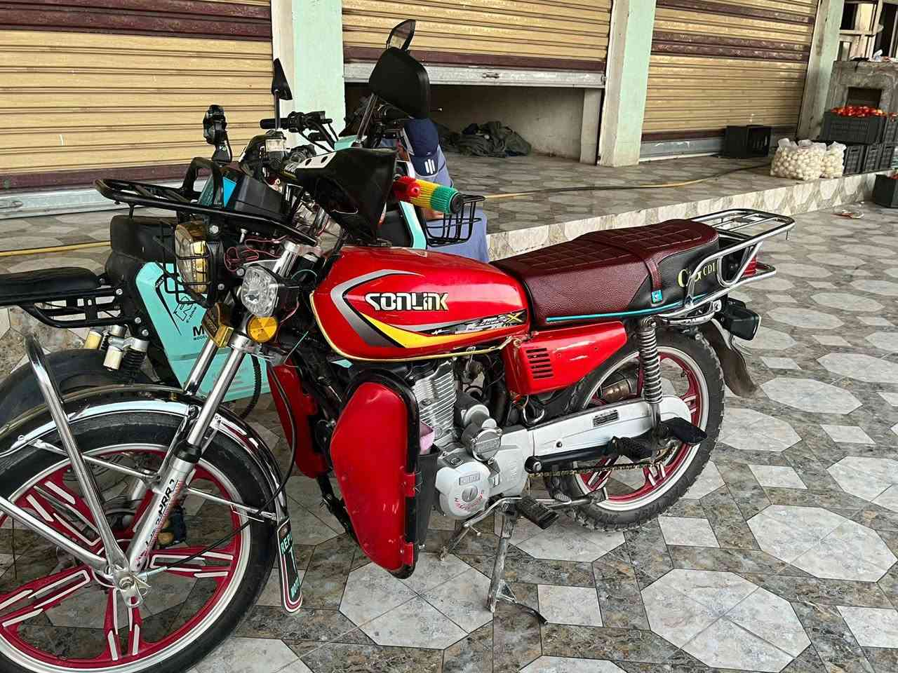 السلام عليكم ورحمه الله وبركاته موطور للبيع النوع سيفان موديل 20محدث22ما طور ما طحط عليه ربع محرك ما مفتوح شرط تشقيل عن بعد السعر 550 . اتصل  وتتدل ***********.
