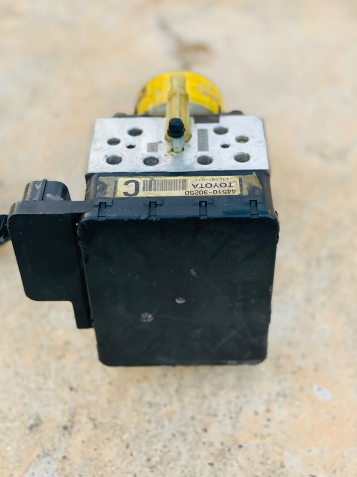 سلاو هاوریان پارچەی ماجیستا ٢٠١٢
🔶1-ABS ماجیستا  
🔶2-ABS / TRC / VSC Skid Control ECU عەقلی (abs)
🔶3-(Hydraulic Brake Booster) ماتۆڕی ناردنی ڕۆن بریک و خەزانەکەی 

 بە نرخی گونجاو خوار بازار
***********
