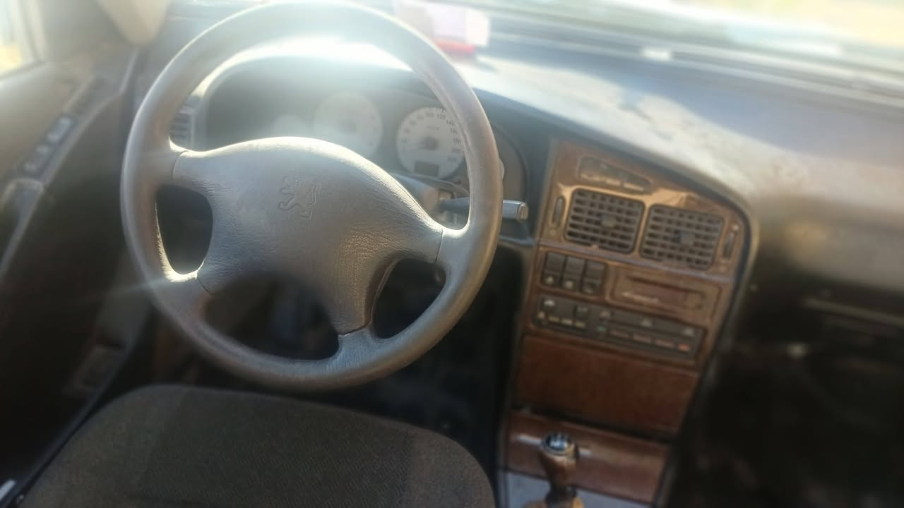 جمعه مباركة 
بيجو بارص ٢٠١١ للبيع 
السيارة بيها نواقص بسيطة 
السيارة كلها شغالة كهربائيات انارة جام سنترلوك تدفئة ملغي تبريد شغال بس ضعيف 
السيارة حدادية امامية جديدة عينه و صينيه جديدة كلتج خفيف كلش 
مكان السيارة النجف مشخاب 
٣٩ و بيها مجال بسيط بعد المعاينه 
***********
