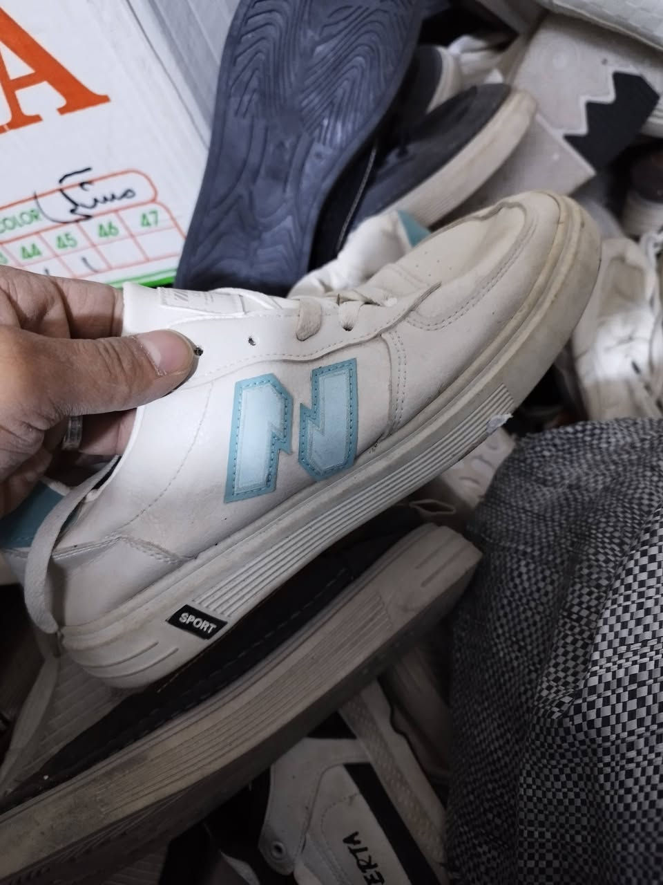 شروه احذيه رجالي من 40الا 45سعر القطعه الف دينار مكان البضاعه ناصريه توصيل ماعندي بيع ابكانه البضاعه *********** العدد 1500قطعه
