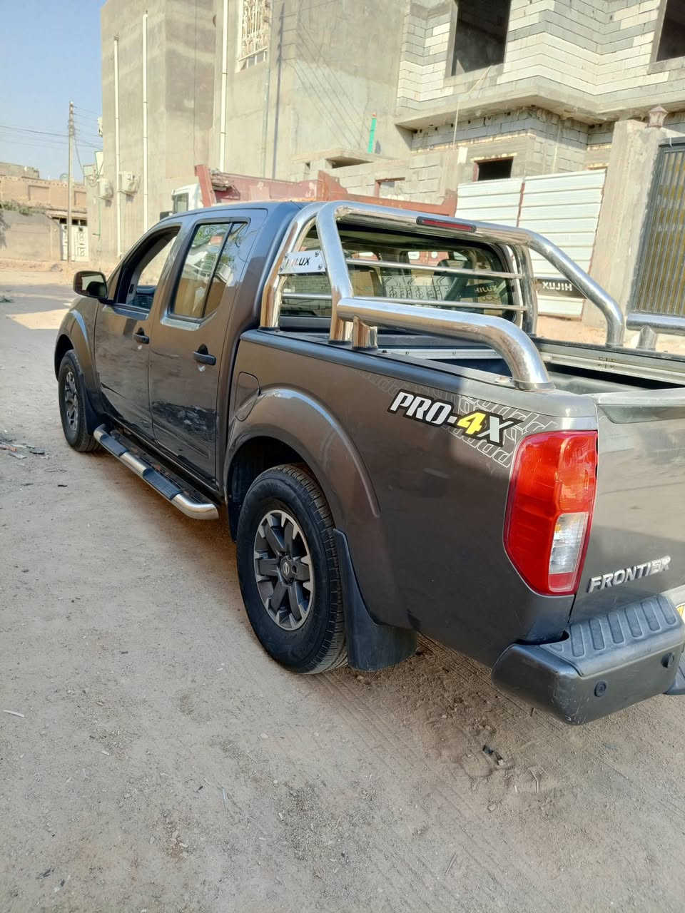 السلام عليكم سياره نيسان فونتيره فول موصفات برو حادثها فقط باب سايق العنوان بصره الزبير 
***********
