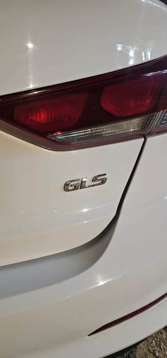 السلام عليكم النترا GLS فول  خليجي موديل / 2018 السياره مكفوله من حادث
خليجيه مكان السياره مركز البصره
لون ابيض / رقم بغداد بسمي سنويه وهزه جديد
فول مواصفات
(بصمتين لسياره )
كشنات جلد
سلايد روف
لد نهاري
ويل كب عدد / 5
قطعتين تبريد امامي وخلفي
كامره خلفيه دواره + كامره اماميه
تحكم ستيرن
مدخل (USB / AUX)
اشاير بالمري
مري شفط AUTO
شاشة حجم كبير
يدات ابواب المنيوم
دسك عدد / 4
محرك 2000 دوش سوبر خليجي
حساس خلفي بلادي + حساس امامي بلادي
3 انظمه قياده
( نورمال / ايكو / سبورت )
تخم تاير جديد ياباني برجستون
كير محرك تبريد صدر حداديه كفاله عامه
جديده جداً مكفوله من جميع النواحي مابيه نقص ابد و على الفحص
مكفوله كفاله عامه بس دعاميه اماميه صبغ فقط
 سعره 147 وبيه مجال .
***********
***********

