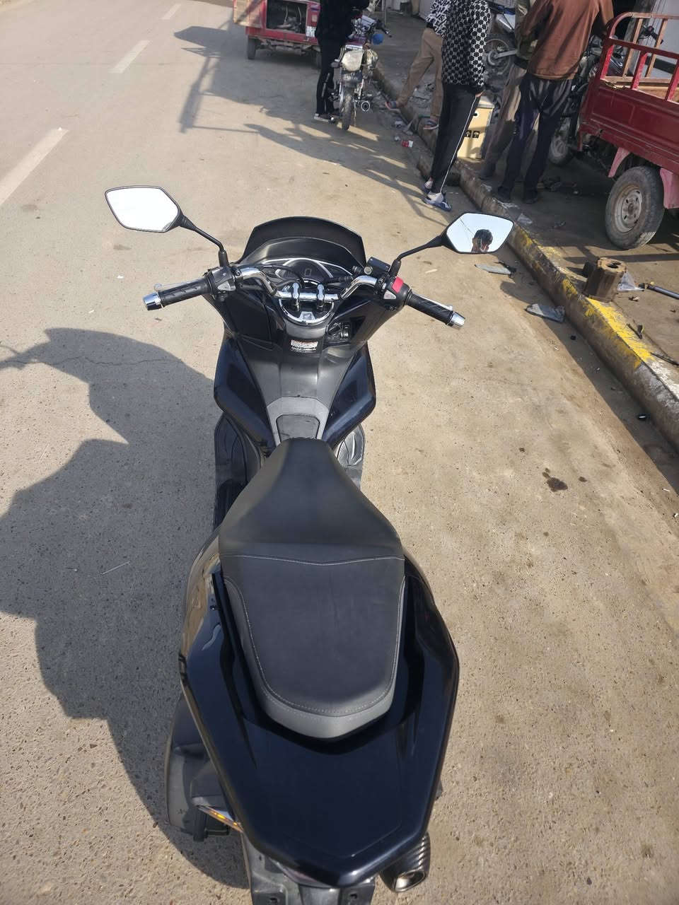 سلام عليكم PCXجيل ثالث ياباني Jfدراجه هايبرد بصمات ثنين دراجه مزوده من خارج دراجه مال رمبه بعده السعر خاص مكان الدرجه ديالى ***********
