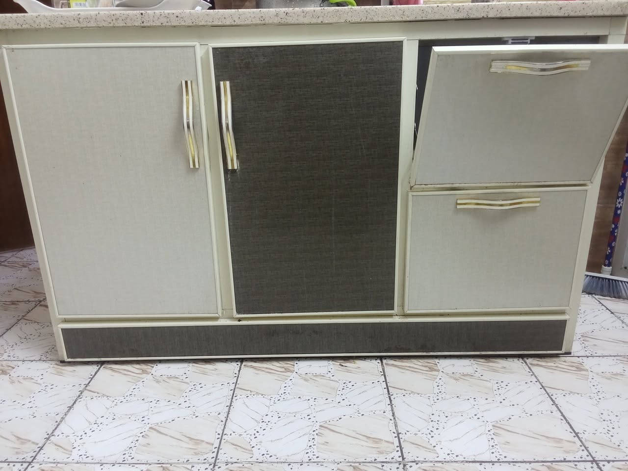 للبيع نظيف جدا قرب فلافل هنادي ***********
