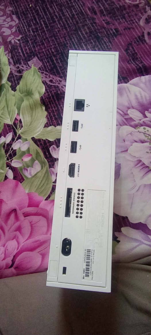 عليكم  مراوس بكس بوكس سيريز اس بعده باكيته لا مصلح ولا مفتوح جديد ويخبل سبب تراوس اني محتاج دراجه اروح شغلي ورجع اي استفسار على الخاص ملحقات يده وحده كيبورد ماوس نشره RGP هارد 2 تيرا سماعات محيطيه وايرات اصليه كارتونه جهاز موجوده الصليهرقم ***********
