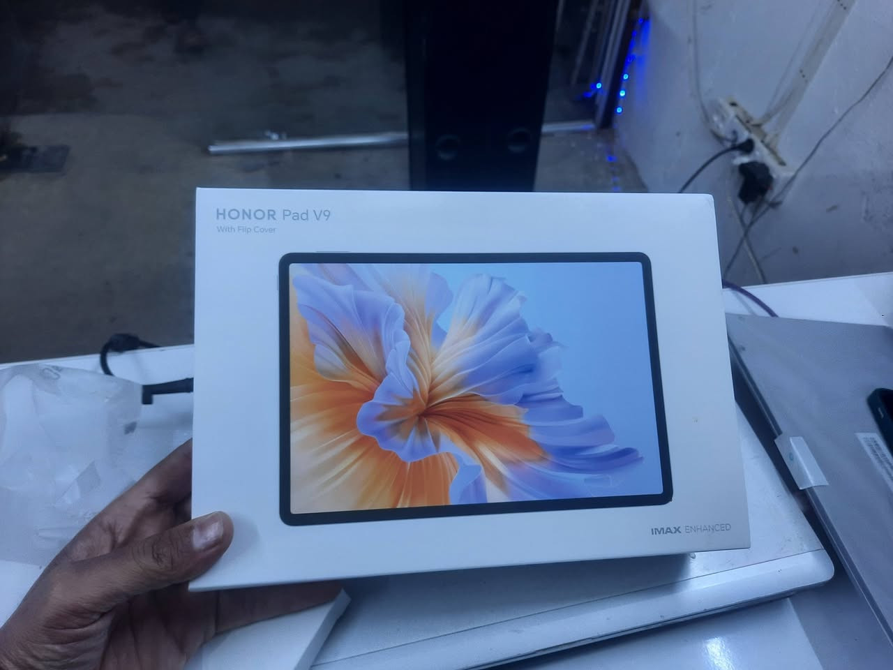 Honor Pad V9 – شبه جديد
🔥 مواصفات قوية للألعاب والدراسة:
⚙️ المعالج: MediaTek Dimensity 8350 ثماني النواة (4nm)
🎮 كرت الشاشة: Mali-G615 MC6 مناسب للألعاب مثل PES و PUBG
💾 الذاكرة: 256GB
🚀 الرام: 12GB + 12GB رام افتراضي (المجموع 24GB)
🖥 الشاشة: 11.5 إنج
✨ دقة 2800×1840
⚡ 144Hz معدل تحديث (سلس جداً للألعاب)
🔊 8 سماعات ستيريو بصوت قوي
📸 كاميرا خلفية: 13MP
🤳 كاميرا أمامية: 8MP
🔋 بطارية: 10100mAh تدوم وقت طويل
⚡ شحن سريع 35W
📶 Wi-Fi 6 + Bluetooth 5.2 �
TechNave +١
🎮 وياه يد بلايستيشن 3 بلوتوث
تنربط مباشرة وتلعب بيها PES وباقي الألعاب.
📦 الجهاز مستخدم أقل من شهر
وياه الكارتون وكل الأغراض.
💰 السعر: 630 الف دينار
📍 مكتب علي فون
حي الانتصار – شارع 30 – يم الكرم مول
📞 ***********
