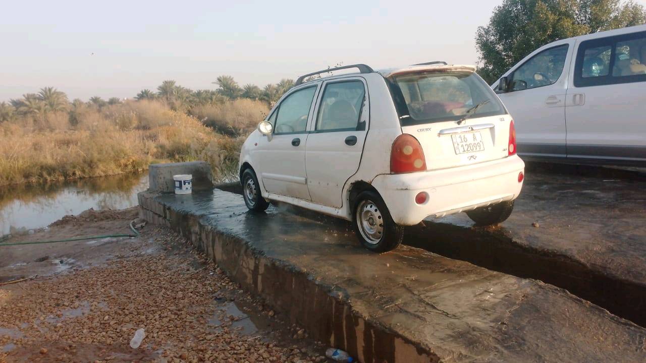 سيارة كيو كيو صاحبها نجف رقم انكليزي بيها ضربات خفيفه صور كما موضح في الاعلى بيها مجال بسيط مستعجله على بيعتها 