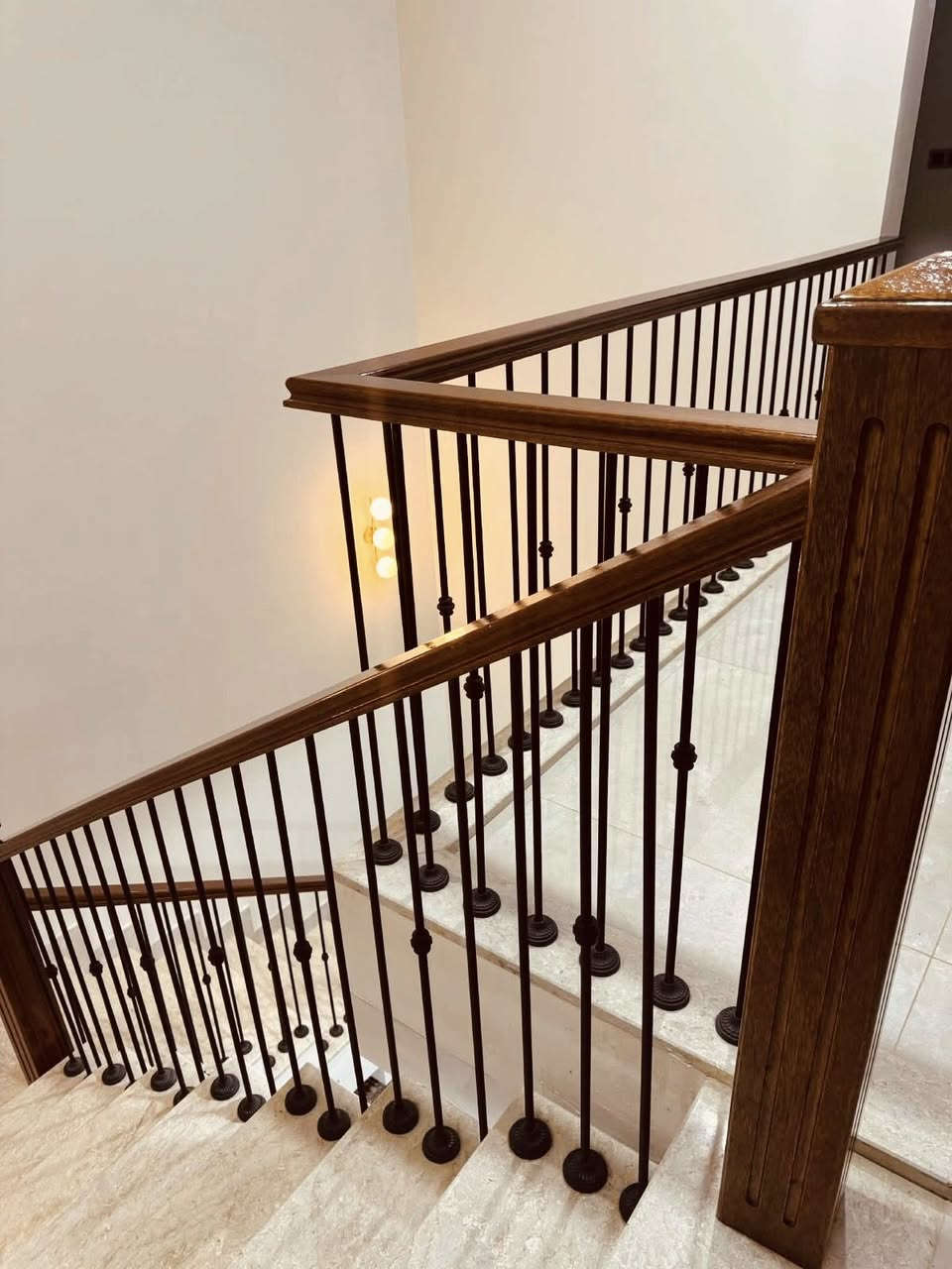 محجر درج مزدوج حديد وخشب
الخشب المستخدم في العمل جاوي ماليزي 
اما بالنسبه للحديد تركي المنشأ 
التصميم هادئ ومريح للعين حسب طلب الزبون 

للتواصل :***********
