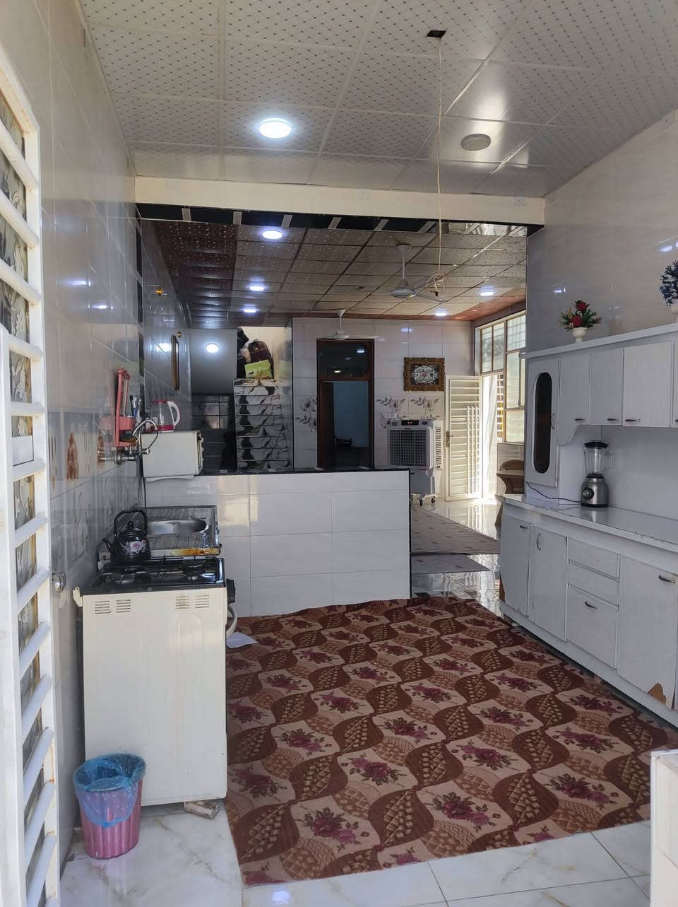 للبيع بيت على طريق نجف كربلاء - عمود 130
مساحة 130 متر. سند 25 (طابو زراعي). البيت يتكون من غرفة، استقبال، صالة، مطبخ، صحيات داخلية وخارجية، سطح ومكشوفة. البناء صب كونكريت، والصالة والمطبخ سيراميك مع سقوف ثانوية. البيت جدا نضيف ومرتب ويصير تبني غرفه فوك لان سطح واسع جدا 

بالحقيقة ارتب التصوير شويه مظلم البيت 

للاستفسار الاتصال على الرقم:  ( *********** ).
