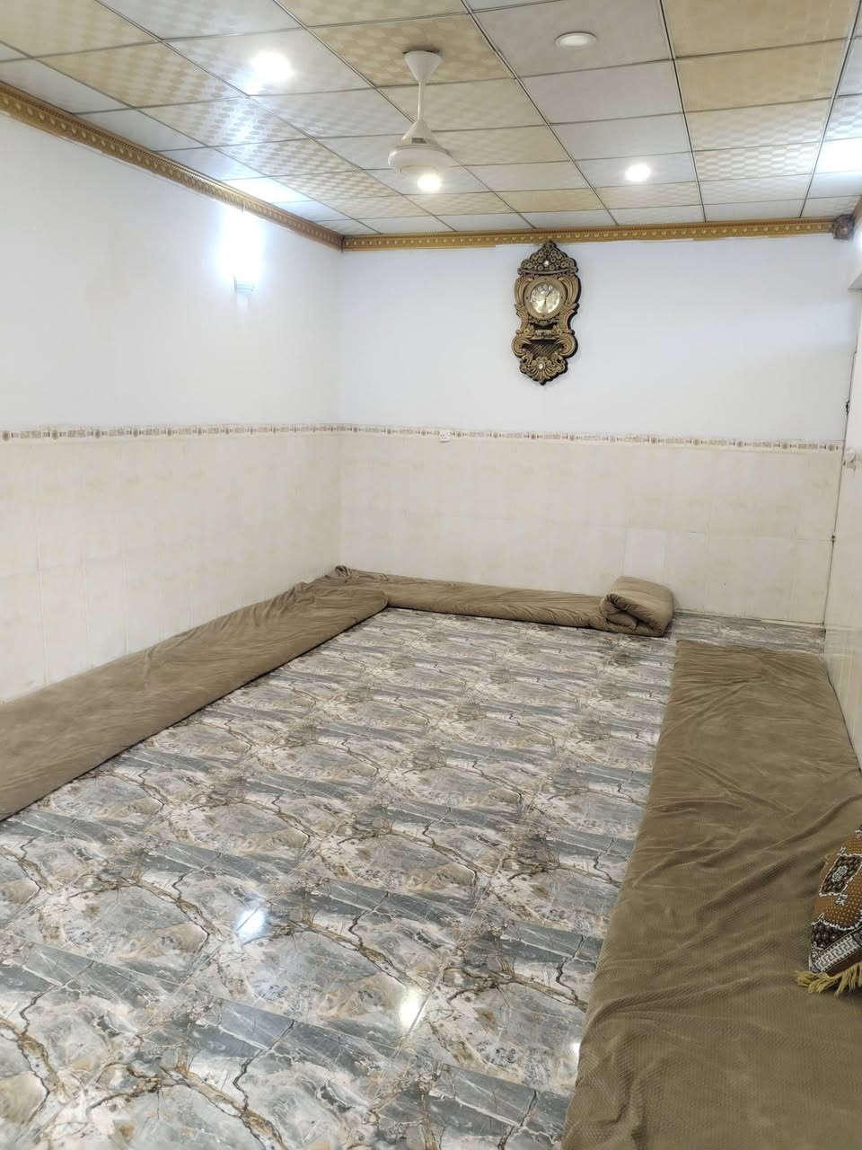 السلام عليكم بيت لبيع خلف أسواق ابو علي  مساحه 300 متر
غرفتين نوم  ستغبال. هول  مطبغ صيحات 
الطابق الثاني غرفه نوم  هول. ستغبال صحيات

التواصل ***********
            ***********
