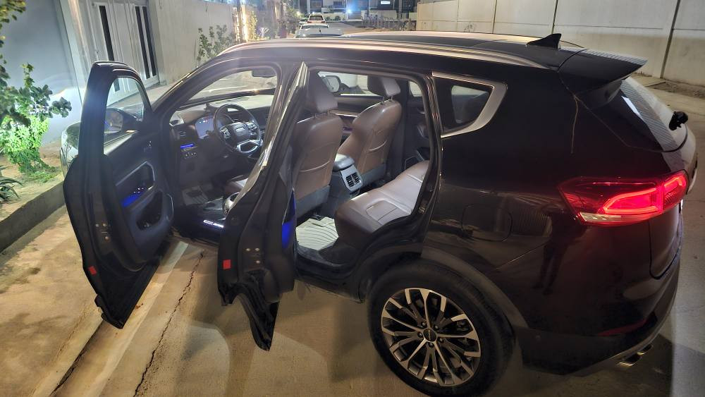 للبيع: هافال HAVAL H6 فوول 1\1 
 رقم بغداد – تحويل مباشر باسمك
 مواصفات 2020 مسجلة نهاية2019.
 الموقع: النجف الأشرف 

 ابرز المميزات الفنية والتقنيات
 محرك: 2000 تيربو بقوة 197 حصان وعزم دوران 350نيوتن متر
 كير: 7 نمر أوتو دبل كلج ماركة ZF الألمانية 
 أنظمة القيادة: 3 وضعيات ممتعة للقيادة وكذلك للمقود (الستيرن) 

المواصفات الداخلية:
مقاعد جلد نابال الفاخر، مع نظام تدفئة (وايضا تدفئة بالمقود)
6 وسائد هوائية لضمان السلامة
شاشة عرض وتحكم إلكترونية
مسند وسطي متحرك حسب راحة السائق
إنارة داخلية محيطية ليلية
كرسي السائق مزود بذاكرة بثلاث وضعيات
نظام تثبيت مقاعد الأطفال

 الرفاهية:
 بانوراما بثلاثة وضعيات مع بردة سقف
دخول ذكي بصمة
 مري شفط مع إشارات جانبية مع ليزر ارضي بشعار هافال
 نظام صوتي بـ10 سماعات
 مكيف ثنائي التحكم مع منافذ USB
 تحكم كامل بالمرايا كهربائياً بكير تحكم
نوافذ الأبواب كلها بصمة
 تدفئة المقود مع نظام كروز كونترول
 نظام اصطفاف ذاتي بوضعيتين حسب الرغبة

 أنظمة السلامة:
 كاميرات محيطية
 رادار محيطي وحساسات
 نظام النقاط العمياء والمحافظة على المسار
 تشغل 4 إشارات تحذيرية تلقائيا عند دخول مطب مفاجئ.. والمزيد. 

 الإطارات والإضاءة:
 إطارات بحجم 19 مع إير ديفوزر خلفي باللون الرصاصي
 إضاءة نهارية LED ولايتات زينون

 الصندوق الخلفي:
 يدوي بسعة 800 لتر

 أنظمة إضافية:
 مساحات زجاج حساسة للماء تعمل تلقائياً

 الصيانة والحالة:
السيارة محافظ على ادامتها بزيوت توتاشي يابانية اصلية وايضا سيرفس جديد في الوكالة

* فيها قطعتين صبغ باب وبنيد اثر طخة قديمة تمت ادامتها بالشركة
 بيع مستعجل : ١٣٥ ورقة 
كير ومحرك وتبريد ودواخل وتقنيات كلها فول شرط الفحص  
واتساب للاتصال: ***********  ***********
 الموقع: النجف الأشرف النجف, العراق
