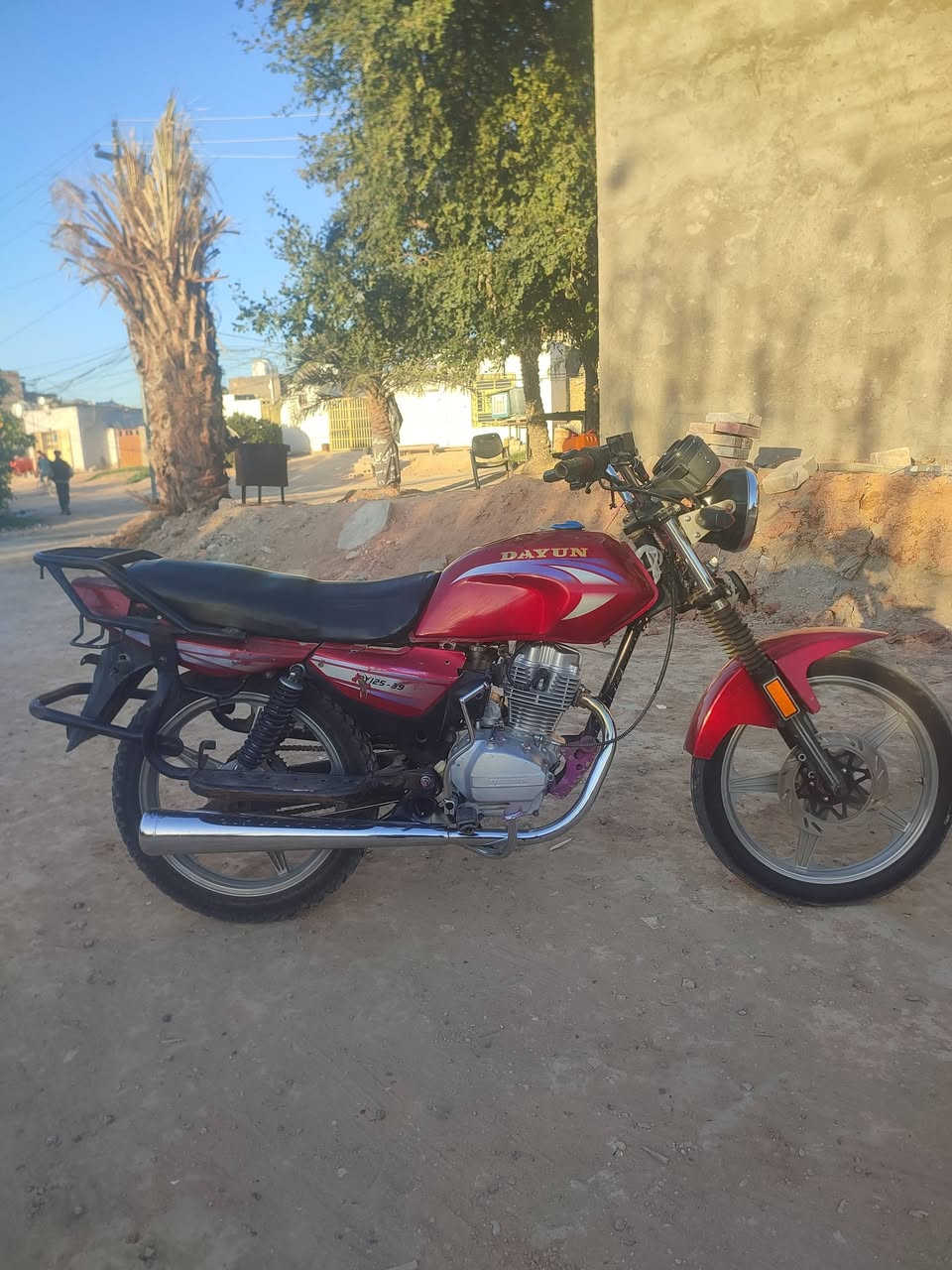 سلام عليكم  للبيع دايون عضم مديل 18اوراق اصولي بسمي وكيله عقيل الربيعي محرك مفتوح شرط صوته ناعم  الدراجه كامله وبلاديه سعر 600 وبيه مجال قليل شراي يتصل عل رقم  *********** مكاني نجف حي ميسان
