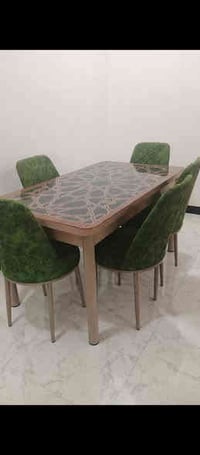 ميز طعام 4 كراسي جديد  مامستخدم عضم عاج السعر 100الف وبي مجال  ميز طعا...