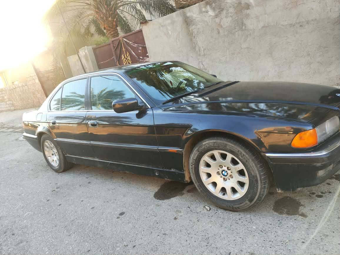 خفاش 730 موديل 95 رقم بغداد باسمي رقم دولي وهزة جديدة 
مكينة بدلتها جديد بيها صوت مال بطالة فقط 
 الصدر الخلفي والامامي جديد 
غرفه جلد نظافة 60 ٪ محتاجه بطانة السائق والوراها
تخم تاير جديد 
كهربائيات كلها شغاله 
سلايد جام وبردة خلفية كهرباء
وباقي مواصفاتها معروفة  
السعر 60 بيها مجال بسيط للاستفسار الاتصال على الرقم ***********
