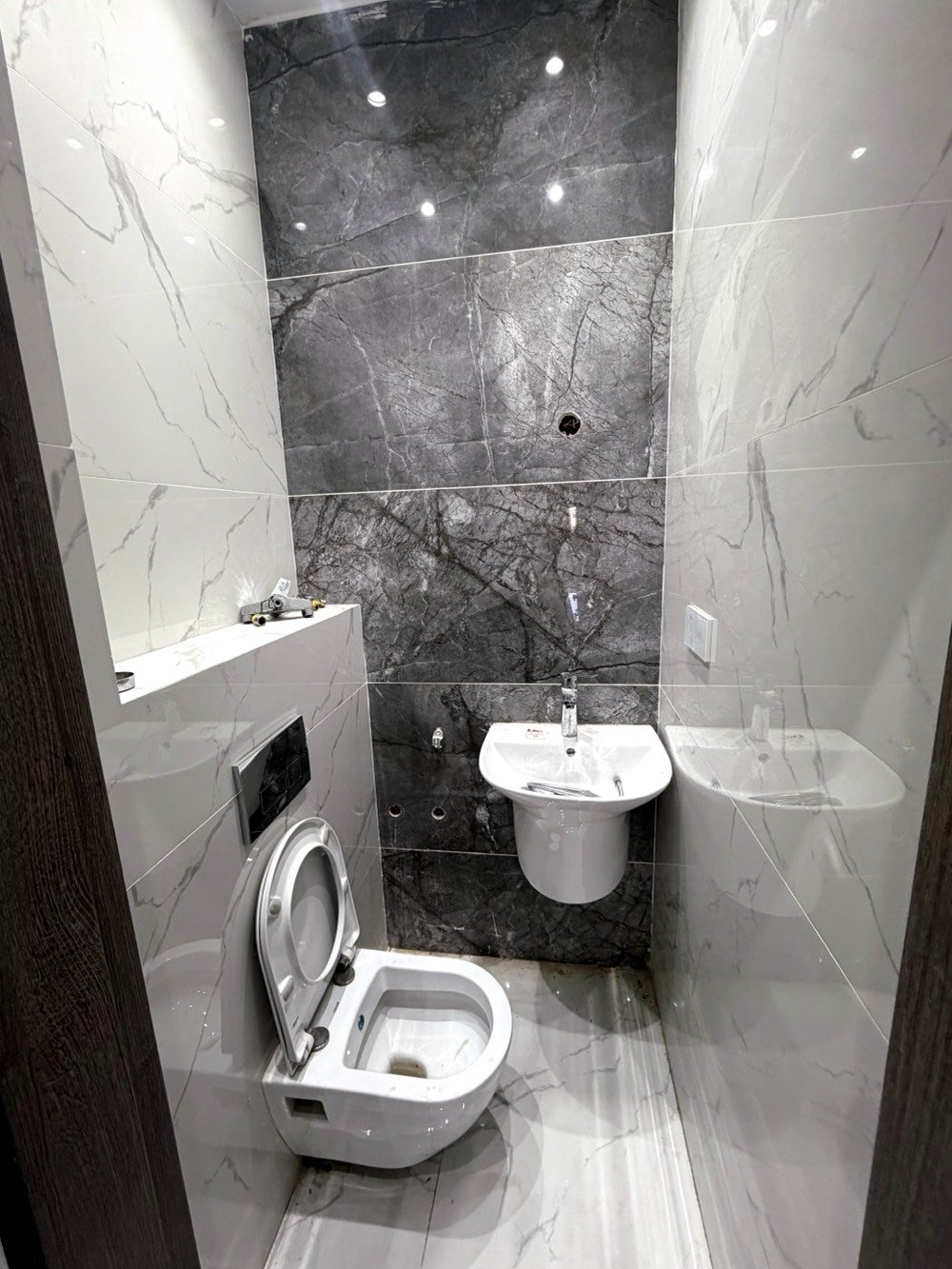 شقة حديثة للايجار في ابو نؤاس مطله على نهر دجلة الفرع بين شارع الكرادة داخل وابو نؤاس يوجد فيها :

غرفتين وصالة
حمامين
120 متر
الطابق الرابع
البناية حديثة جدا
كراج
حارس
بناية نظيفة وامنة
جرس مع بوابة الكترونية
باب تفتح بالبصمة
بلكونة واطلاله على نهر دجلة
زجاج مزدوج 
مصعد
سعر مليون ونص 
للتواصل ***********
