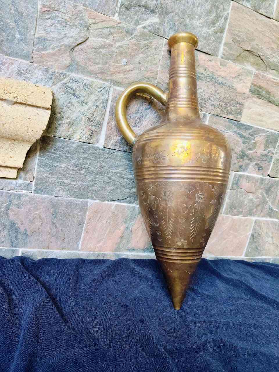 جرة ماء (قلة) عربى من النحاس الثقيل المحمل مزينة و مزخرفة بنقوش رفيعة جدا (نقش إبرة) قطعة مميزةو تاخذ فى شكلها شكل الابريق  و حالتها ممتازة بدون اى شروخ او عيوب و بحجم كبير يقارب ٥٠سم .

المقاس :- 
الطول : ٤٧سم 

للتواصل و الاستفسار:- 
00201011901290


**إذا كنت صاحب هذا الإعلان وتريد حذفه لأي سبب، رجاءا أرسل رسالة إلى الدعم الفني**