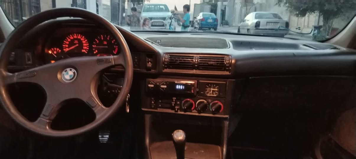 BMW 
مؤديل ١٩٩١سئ بارجه صبوغ بي ناوگرتن گير مه كينه ته بريد به شه رت ٢٠ورقه خرامه له سه ره دواي محمله بؤت دگه رينمه وة به ناوكردن به شه رت. ناونيشان هه ولير
*********** أربيل, العراق
