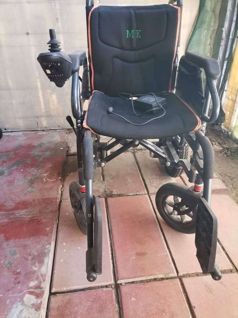 كرسي كهربائي جديد مستعمل قليل جدآ بس يرادله بطاريه هابطه للتواصل واتساب ***********
