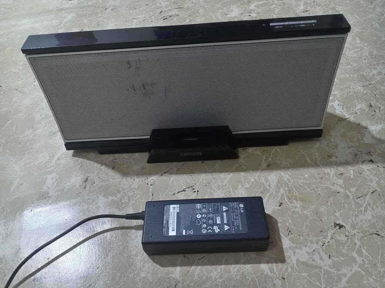 سبيكر يعمل على محولة 24 فولت المرفقة معه
 به عدة منافذ كما موجودة في ظهرهه
صوت عالي جداً

الجهاز ثقيل الوزن وكبير الحجم
الطول 40 سم
الإرتفاع 18 سم

يعمل على الموبايل بواسطة الأواكس
ويوجد به في المقدمة منفذ آيبود

السعر 40 ألف
يوجد توصيل


**إذا كنت صاحب هذا الإعلان وتريد حذفه لأي سبب، رجاءا أرسل رسالة إلى الدعم الفني**