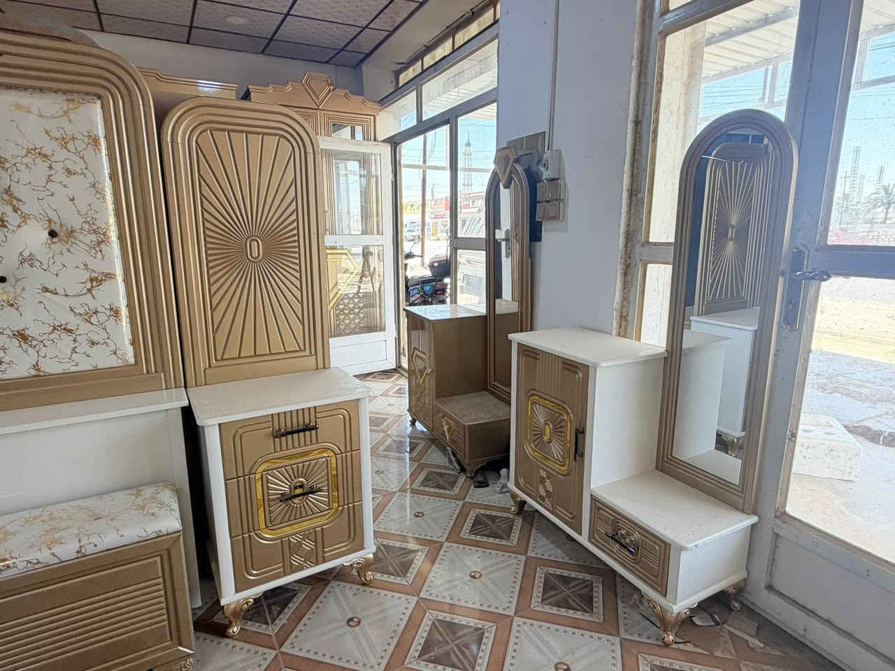 🛋️ أناقة بيتك تبدأ من "رائد النازك" 🛋️
لأن منزلك هو مرآة ذوقك، نحن هنا لنمنحه اللمسة الملكية التي يستحقها! يسر معمل ومعرض رائد النازك للأثاث والمفروشات أن يقدم لكم أحدث وأرقى الموديلات لعام 2026، بتصاميم تجمع بين الفخامة العصرية والمتانة العالية.

✨ ما نتميز به في معاملنا:

 🛏️ غرف نوم: قمة في الراحة والجمال، مصممة بأعلى معايير الجودة لتضمن لك نوماً هنيئاً.

 🛋️ تخم (أطقم قنفات): تشكيلة واسعة من الأطقم التركية والكلاسيكية التي تضفي فخامة على صالة ضيوفك.

 🪵 جلسات عربية: أصالة التراث بلمسات حديثة، مريحة ومصنوعة من أجود أنواع الإسفنج والقماش.

 🧵 ستائر: تصاميم ساحرة وألوان متناسقة تكتمل بها لوحة منزلك الراقية.

 🪞 مفروشات: تشكيلة مميزة من الأغطية والسجاد التي تمنح الدفء والجمال لكل زاوية.

🛠️ التميز هو شعارنا: ننفذ أرقى التصاميم حسب الطلب والقياس بأيدي أمهر الحرفيين، وبأجود أنواع الأخشاب والمواد الأولية مع ضمان حقيقي.

📍 العنوان: الأنبار - الرمادي - زنكورة (مفرق زنكورة)

📞 للحجز والاستفسار (اتصال أو واتساب): ***********

🚗 تتوفر خدمة التوصيل والشد لكافة مناطق الرمادي
