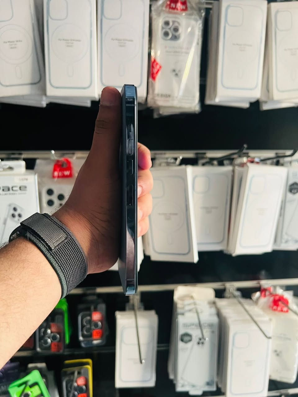 سلام عليكم
📱 آيفون 13 برو ماكس ماستر عربي
💾 الذاكرة: 256GB
🔋 البطارية: 100% (مستبدلة أصلي)

✅ الجهاز كله شغال (نت + صوت + اتصال)
✅ ما بيه أي خلل نهائياً فقط بصمه وجه واكفه
🔧 مستبدل شاشة + كاميرا (نوعية كلش حلوة)
✨ نظيف وجاهز للاستخدام

📍 المكان: بغداد - مدينة الصدر
💰 السعر: 360 ألف (نهائي من الآخر)

📞 للاستفسار:***********
