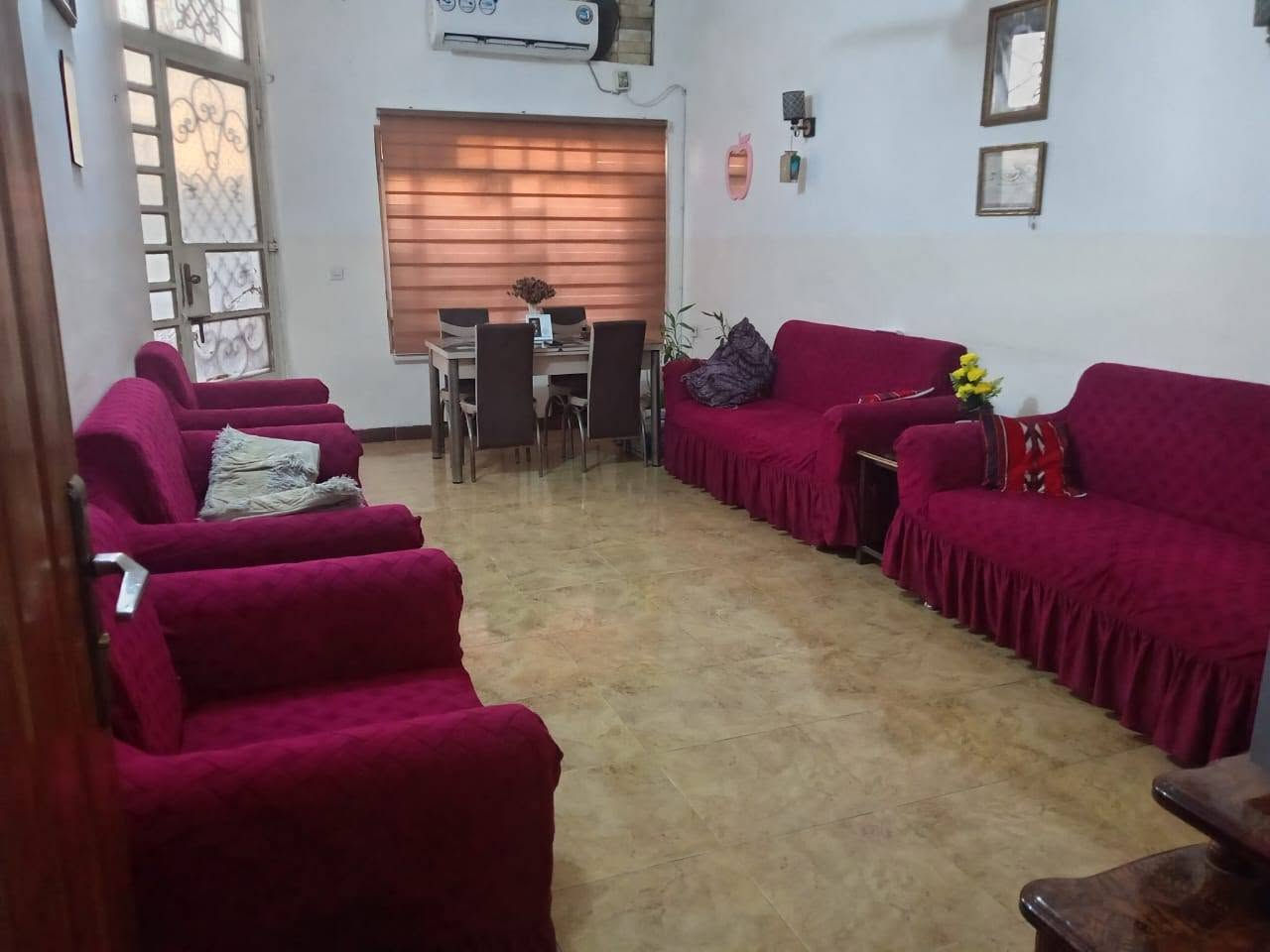 بيت للبيع 150م يتكون من 4غرف نوم واستقبال وصاله ومطبخ وصحيات عدد 2 وكراج سيارات عدد 2 ويحتوي على تشجير خلف البيت سعر رقم واتساب 9647903649982

