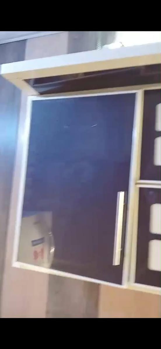 اثاث منزلي للبيع بحالة جيدة
كاونتر صغير سنك مرمر بحلة جيدة السعر ٢٥٠ الف 
الاتصال بمسج على وتساب 
  .***********
