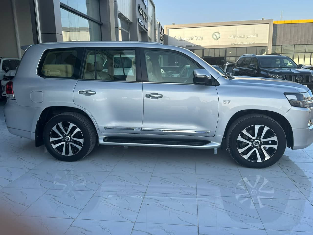 سلام عليكم 🫡 لاندكروز 2016 موصفات السيارة اعلى فئه VXSسيارة جكات وسونارهاا كدامك مثل ما موضح 
مكان السيارة الكاظميه 
لاستفسار ***********
السعر 490$
وبيهه مجال بسيط
