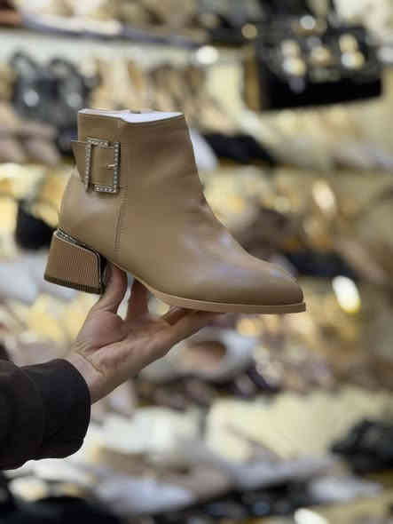 كعب طبي ✅NEW CNTER SHOES✅
ارتفاع 5cm
✨متوفرة 4⃣ ألــــ ــــوان 
قياسات من (36-41)
والسعر بلاش تحطيم الاسعار 

✨تتوفر خدمة توصيل 
✨ بغداد وجميع المحافظات 

✨للاسفسار والحجز مراسلة الصفحة او الاتصال على الرقم 
 ***********واتس اب 

✨وللمزيد من الموديلات الجديده ادخلو الصفحة
 عنوان الشطره الخان فرع ثالث محلات سجاد أو الأخوين
