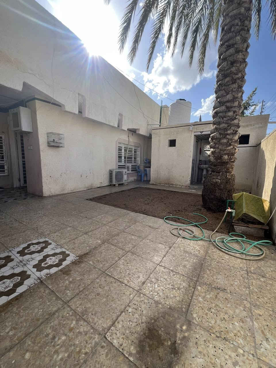 هاااام ♦️♦️
‏دار مطلوب المصرف العقار للبيع 
‏المساحة 200 متر طابو صرف ￼
‏يحتوي على كراج ￼- حديقة- استقبال- صالة-مطبخ-غرفة نوم- صحيات داخلية وخارجية 
العنوان كربلاء الحسينية العطيشي حي آلرسول قرب المستشفى 
للاستفسار أتصال ***********
