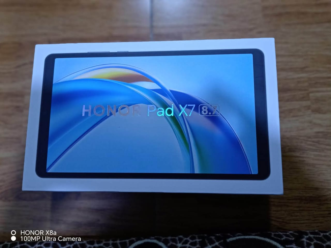Honor Pad X7

*الشاشة والتصميم*
- *الحجم*: 8.7 إنش IPS LCD
- *الدقة*: 800x1340 بكسل، 179 بكسل/إنش
- *التردد*: 90Hz
- *السطوع*: 500 نيت عادي، يوصل 625 نيت HBM تحت الشمس
- *مميزات العين*: شهادة الضوء الأزرق المنخفض وخلو من الوميض
- *الأبعاد*: 211.8 × 124.8 × 7.99 ملم
- *الوزن*: 365 غرام
- *الخامات*: إطار وظهر ألمنيوم، الواجهة زجاج
- *اللون*: رمادي

*الأداء والنظام*
- *المعالج*: Snapdragon 680 ثماني النواة 6 نانومتر - 4×2.4GHz Kryo 265 Gold + 4×1.9GHz Kryo 265 Silver
- *معالج الرسوم*: Adreno 610
- *الرام*: 4GB
- *التخزين*: 128GB، يدعم كارت MicroSD
- *النظام*: Android 15 مع واجهة MagicOS 9

*البطارية والشحن*
- *السعة*: 7020mAh ليثيوم-إيون
- *الشحن*: 10 واط سلكي
- *ميزة إضافية*: يدعم الشحن العكسي للأجهزة الثانية

*الكاميرات*
- *الخلفية*: 8MP فتحة f/2.0، تصوير فيديو 1080p@30fps
- *الأمامية*: 5MP فتحة f/2.2، فيديو 1080p@30fps

*الصوت والاتصال*
- *السماعات*: سبيكرات ستيريو بتقنية Hi-Res
- *منفذ السماعة*: ما فيه 3.5 ملم
- *Wi-Fi*: 802.11 a/b/g/n/ac ثنائي النطاق
- *Bluetooth*: 5.0 مع A2DP و LE
- *USB*: Type-C 2.0 يدعم OTG
- *الشريحة*: ما يدعم SIM، واي فاي فقط

*مميزات ثانية*
- *الحساسات*: مقياس تسارع فقط
- *الحماية*: ما فيه بصمة، يفتح بالوجه Face Unlock
- *المتانة*: ظهر معدني، نجح بـ 42 اختبار موثوقية
- *الذكاء الاصطناعي*: يدعم Circle to Search و Google Gemini 8f57af8aebde
السعر ١٨٠وبي مجال حك الجيه


**إذا كنت صاحب هذا الإعلان وتريد حذفه لأي سبب، رجاءا أرسل رسالة إلى الدعم الفني**