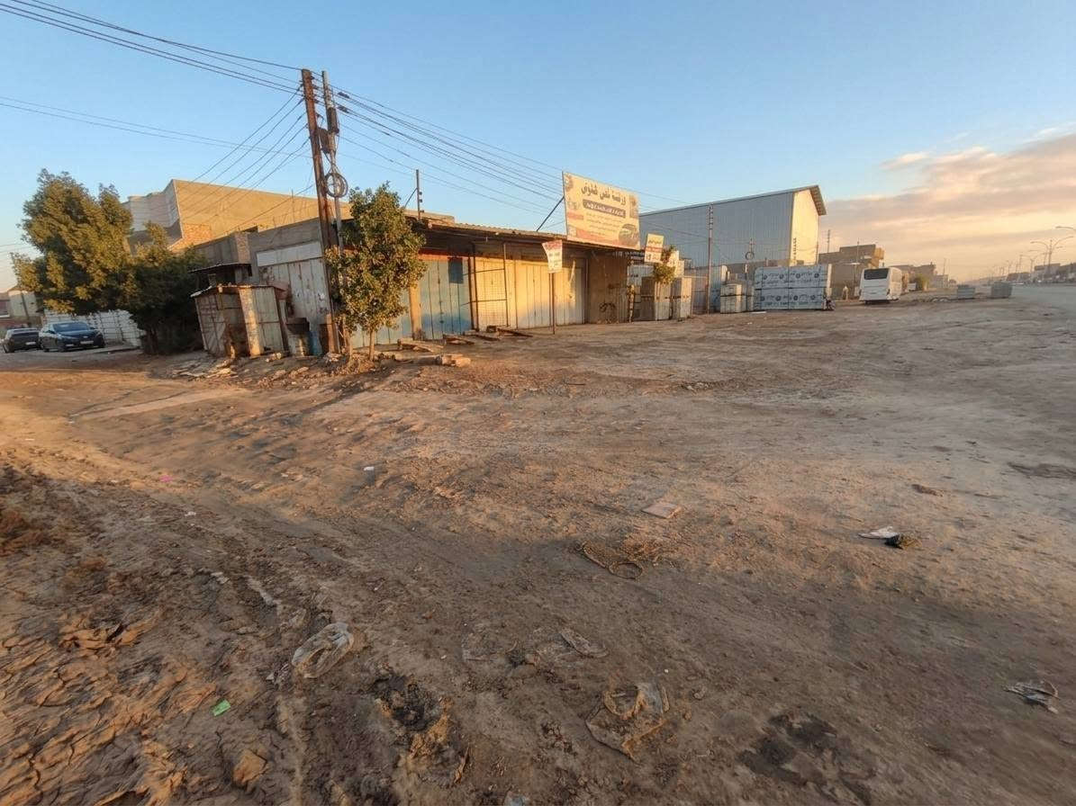 للبيع: بيت تجاري (طابو ملك صرف بأسم شخص واحد)
​الموقع: (شارع 80 حله نجف في السايد الذاهب الى شارع100) - قرب استدارة المهندسين .
​المساحة: 258 متر مربع واجه 13م نزال 21م .
​المواصفات: ركن على الشارع العام + 5 محلات تجارية 
​​للاتصال: ***********
