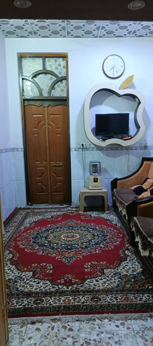 سلام عليكم 
متوفر بيت 100م بناء حديث 
طابو زراعي سند 25 بسمي 
حله شارع 80 حي الصدرين 
مكون من غرفه نوم 1
وصاله وهول ومطبخ حار وبارد ومجمع صحيات 
عرض شارع 8 م 
للاستفسار *********** واتساب
