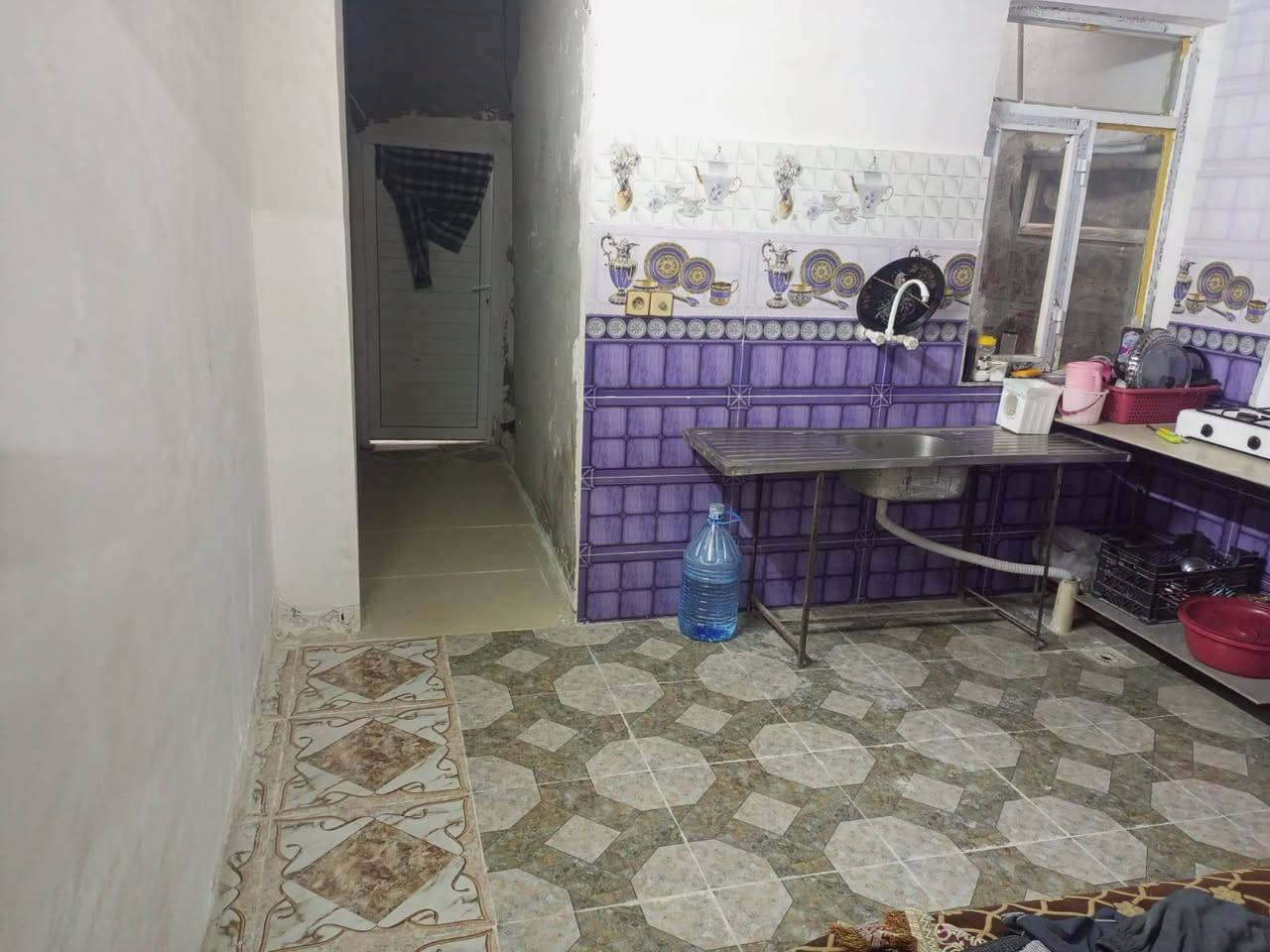 دار للبيع حي واسطي دورر السكك فرع اسواق سيد رسول م 100قطار طابو زراعي مقدم معامله وعدني رقم بلدي علمود التمليك علما البيت مؤجر شهريا 175الف، البيت بناء حديث فول سيراميك باقي بس لبخ واجها، و سقف ثانوي، ***********استفسار
