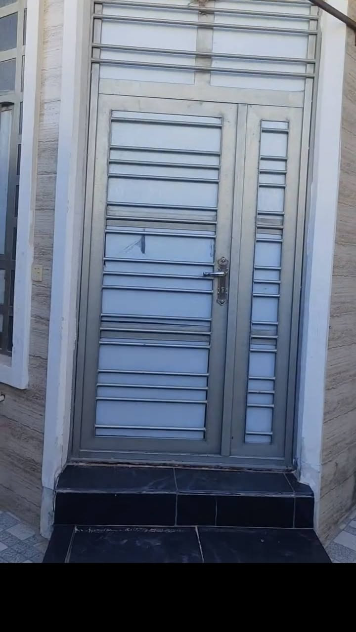 # 🏠 بيت للبيع في الفلوجة - حي الشهداء (عن طريق المصرف العقاري)
**الموقع:**
الفلوجة - حي الشهداء، المنطقة 16 (قرب جامع السلام). موقع متميز وقريب من الخدمات.
**تفاصيل العقار:**
 * **التصميم:** طابق ونصف.
 * **البناء:** طابوق، نظيف جداً ومُرتب وبحالة ممتازة (جاهز للسكن).
 * **التقسيم الداخلي:** غرفتين نوم + استقبال + صالة + مطبخ + حمامات.
### 💰 التفاصيل المالية (المصرف العقاري):
 * **المقدمة المطلوبة:** 39 مليون دينار عراقي (وبيها مجال للشراي الجاد).
 * **القسط الشهري:** 438,000 دينار عراقي فقط.
 * **السعر الكلي:** 129 مليون دينار عراقي.
📞 **للاستفسار أو المعاينة:**
[***********]
