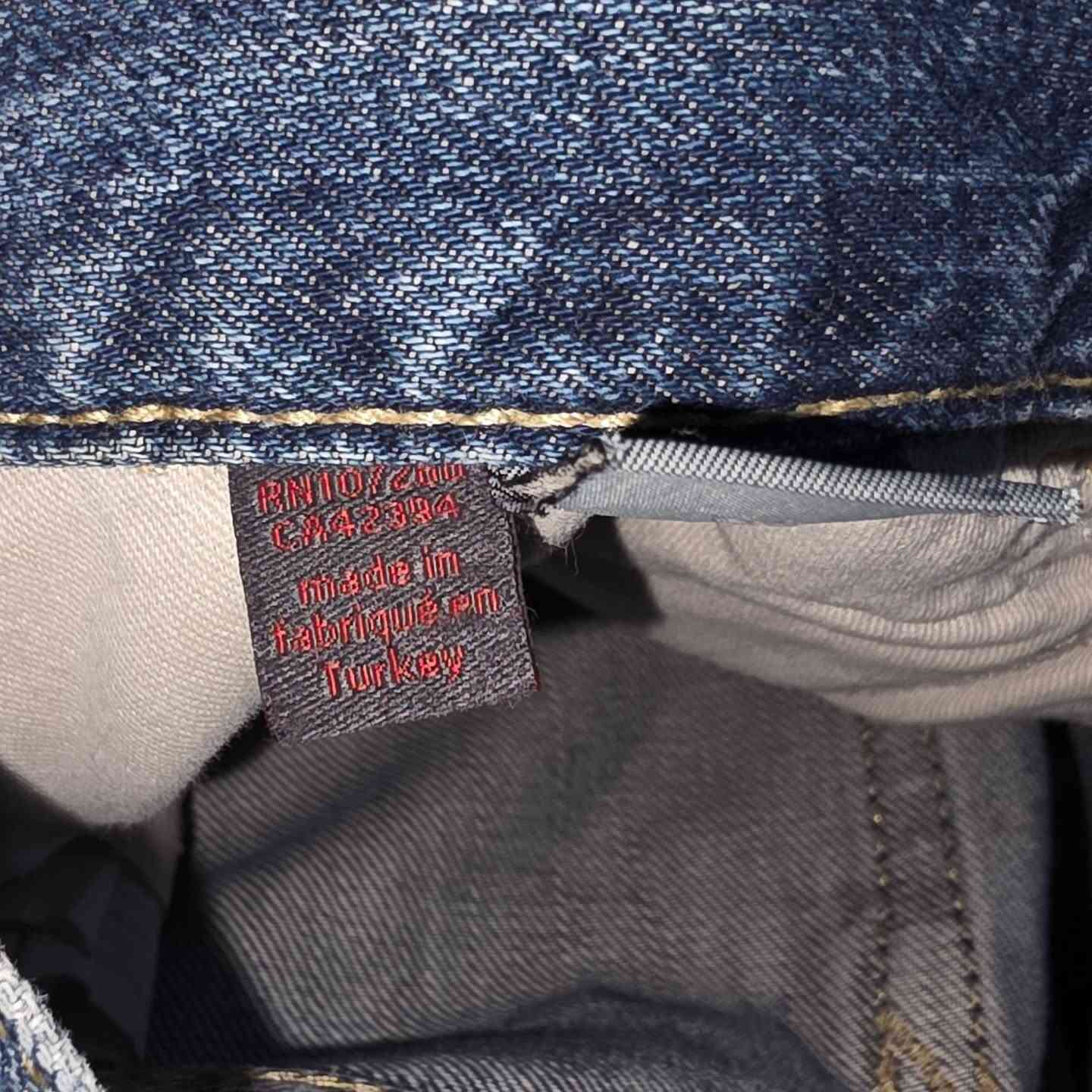 السعر:7,000 
التوصيل:3,000 
القياس:34_30​👖 جينز Esprit الأصلي - فخامة الأسود
​قطعة راقية من ماركة Esprit العالمية، تمتاز بقصة مريحة ولون ثابت
​الماركة: Esprit (Original).
صنع في تركيا 
​اللون: أسود ملكي (Deep Black).
​القياس: W31 / L32 (قياس دقيق).
​الموديل: أزرار (Button Fly) بستايل عصري.
​الحالة: نظافة سوبر (نمرة أولى).
#عبودي_فاشن #فاشن #الحمدلله #explore #fashionstyle


**إذا كنت صاحب هذا الإعلان وتريد حذفه لأي سبب، رجاءا أرسل رسالة إلى الدعم الفني**