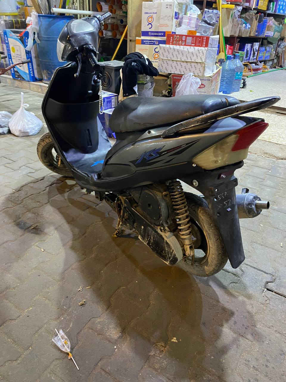 سلام عليك 
ماكس عدله 
دراجه كامله من كلشي 
مكينه 49 ناعمه لاصوت لاتنقيص
كهربائيات كلها شغاله نكره سلف بكل وكت 
رايدها ب500 وبيها مجال
مكاني بصره ابولخصيب
*********** البصرة, العراق
