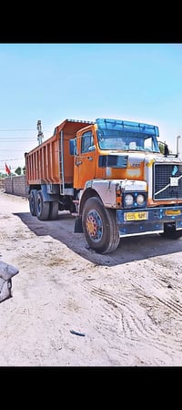 سياره فالفو 82 للبيع للاستفسار الاتصال 07881063757