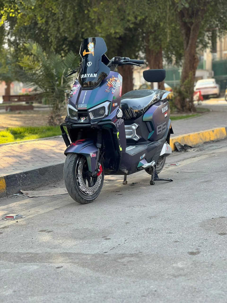 سلام عليكم شباب دراجه البيع استخدام 10 يوم فقط وصل الشراء موجود ابسمي 📢 الصاعقة ⚡ وحش من وحوش الشارع 
✨ إصدار جديد موديل 2026 – بشكل أجرأ وأقوى من أي وقت مضى!

🔰 المواصفات الفنية: 🔸 محرك عملاق حقيقي 2000 واط
🔸 6 بطاريات كبار كرافين كاربون جل مسطرة أصلية (35 أمبير / 72 فولت)
🔸 ميزة تحكّم بالسرعات 1 / 2 / 3 /4لتتناسب مع كل أسلوب قيادة
🔸 شاشة كبيرة (آيباد) لعرض السرعة والمعلومات
🔸 كشافات أمامية LED دائرية بإضاءة فائقة
🔸 ميزة TTFR – RECHARGE SYSTEM عند استخدام البريك (نظام ذكي لتوفير الطاقة)
🔸 قفل سرعة لتثبيت القيادة
🔸 بريك هايدروليك ديسك أمامي وخلفي
🔸 إمكانية الرجوع للخلف
🔸 هورن + منفذ شحن للموبايل + جيب للهاتف
🔸 أضواء LED أمامية وخلفية + رماش عالي + إشارة رباعية
🔸 سرعة حقيقية تصل إلى 75 كم/س
🔸 مسافة مقطوعة أكثر من 80 كم (حسب الوزن وطريقة الاستخدام)
🔸 مقعد جلد مريح + صندوق تخزين تحت الكشن
🔸 دبلات أمامية هايدروليك + خلفية غاز لقيادة ناعمة
🔸 نظام تشغيل متطور: بصمة (عدد 2) + تشغيل عن بعد + جهاز إنذار ضد السرقة
🔸 شكل جريء ومميز – إصدار 2026
ألعنؤإن بغدآد ألإعضمية 
📞 ***********
