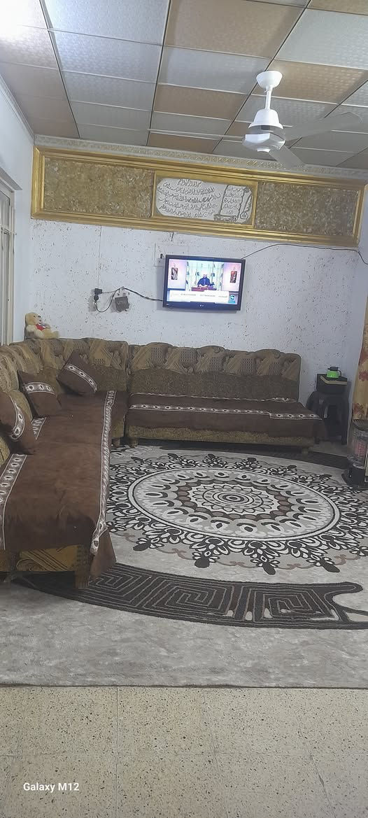 السلام عليكم دار البيع المساحه 200 متر طابو زهور شرط التحويل يتكون من خمس غرف نوم و الطابق الاول استقبال هول كبير وغرف نوم عدد 2 ومشتملات طابق ثاني غرف عدد 3 ومطبخ ومشتملات وسطح ناصي وسطح عالي الدار بسعر الارض   123 بي مجال الاستفسار اتصال عل رقم ***********   مكان البيت حي البكر قرب تيم مارت
