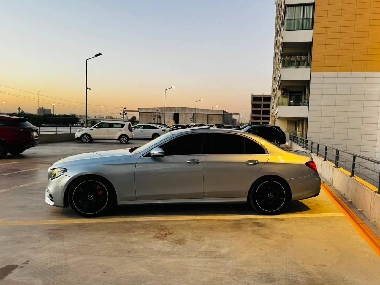 سلام عليكم جمعه مباركه للبيع فقط فقط مارسدس E clas موديل 2018 فول موصفات داخل قرميدي شاشه متصله واناره محيطيه متغير 40 لون دركه amg بدي وويل amg سياره موصفاتهه متخلص بيهه حادث بنيد وبابين صفحه الصدر ايرباك دركه وبرده راجع سستم رقم اربيل بيهه موافقه تضليل كير محرك مكفولات السياره جديده ومناقصهه شي ومصروف عليهه ادامه كامله للمحرك السعر 22500 واعتقد اكو هيج سعر بe مكانهه الدوره اوكم ساره ***********
