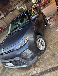 عيني  كيا صول موديل2020 لون نفطي السيارة كلين الممشى 90 الف ميل المواص...