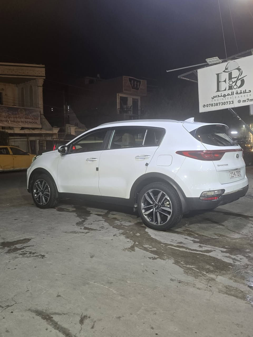 سلام عليكم
سبورتج خليجي مكفوله كفاله عامه
ماشيه ٨٣km
تخم تاير جديد شركه
مواصفاتها نص فول
مكانها بغداد حي العدل
رقم صاحب السياره ***********
 اني مكلف بلنشر
السعر 205$وبي مجال
