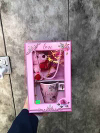 كوزمتك و مكتبة ايليا بكج الاول يحتوي على كوب + دب + ورده + اضاء مخفيه ...