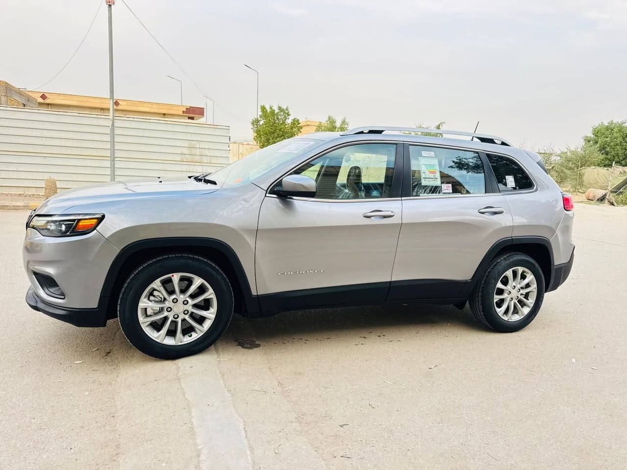 سلام عليكم جيب شيروكي مديل 19 الرقم انكليزي السياره باسمي السياره ماناقصها شي الحمدلله السعر 175 وبيها مجال بسيط للبيع او المراوس حسب القناعه 
الرقم للاستفسار ***********
